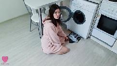 My girlfriend was not stuck in the washing machine and caught me when i wanted to fuck her pussy