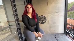 Mi amiga bien puta me propone follar delante de todos los vecinos