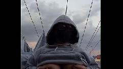 Me gusta enseñarle las tetas a mis vecinos