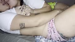 Lesbianas rommies se pusieron cachondas de madrugada y se masturban besandose delicioso