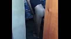 Culiandome a la empleada de servicio la espie mientras se vestía y me descubrió y me tocó cogerla y sin condón