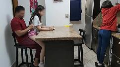 Mi sobrina traviesa le gusta comer sentada en las piernas del tio pervertido al frente de su mujer
